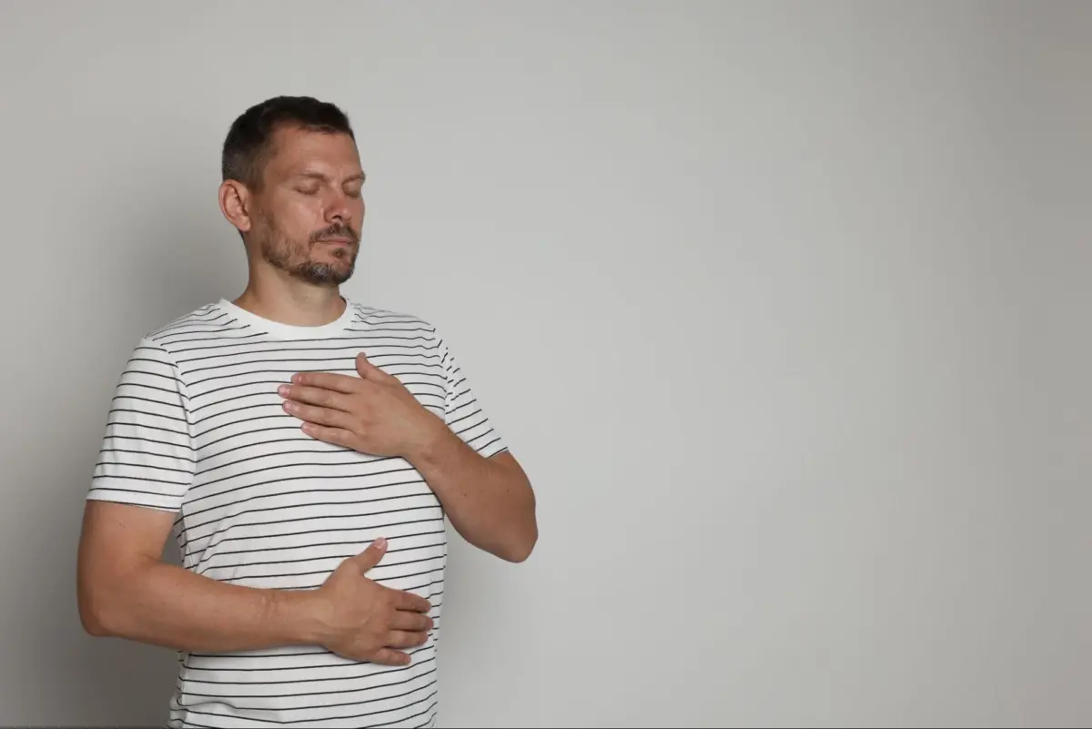 Bei einer Panikattacke helfen verschiedene Techniken, die Umwelt wieder bewusster wahrzunehmen.